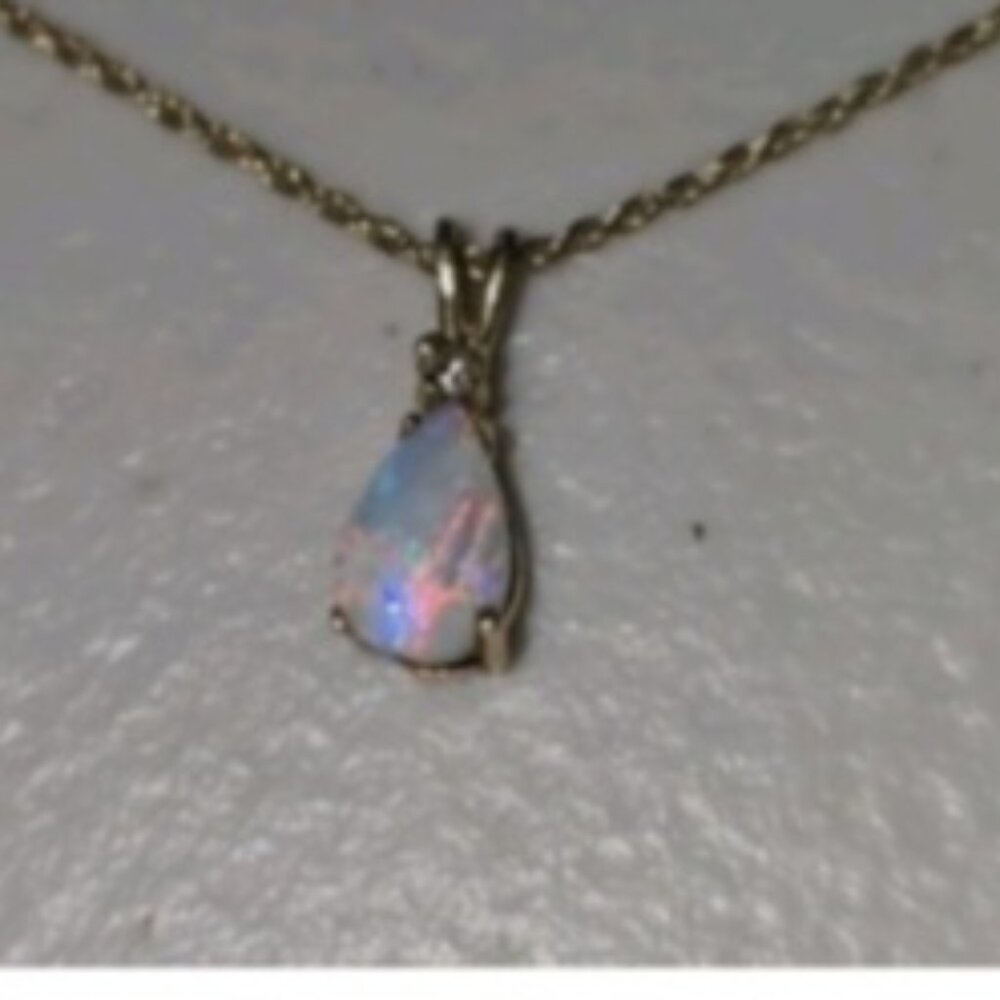 14 karat gold 18 inch chain, authentic opal set in 10 carat. Gorgeous pendant